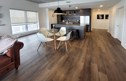 Fabreville Apartamento | Corporate Stays - Le James - 2 Bedroom Apartment with AC and WiFi in Laval