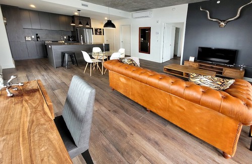 Fabreville Apartamento | Corporate Stays - Le James - 2 Bedroom Apartment with AC and WiFi in Laval
