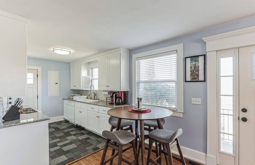 Woodbine Casa | Bluebird Bungalow – Chic 2 BDR Home in a Quiet Neighborhood! 10 Min to Downtown