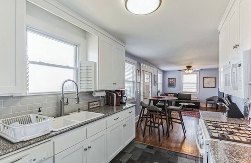 Woodbine Casa | Bluebird Bungalow – Chic 2 BDR Home in a Quiet Neighborhood! 10 Min to Downtown