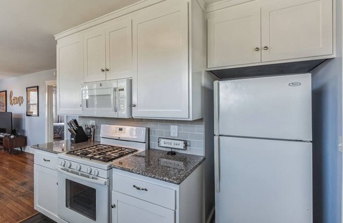 Woodbine Casa | Bluebird Bungalow – Chic 2 BDR Home in a Quiet Neighborhood! 10 Min to Downtown
