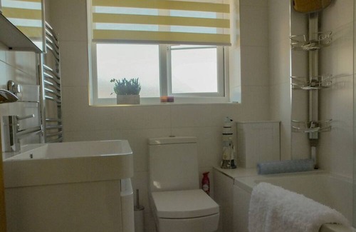 Isle of Portland Casa | PennWay House - Modern, Hot Tub and Sea Views