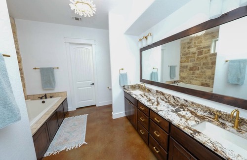 Boerne Casa | Texas Eclipse Pool party