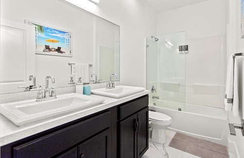 Homestead Casa | Modern house/sleeps 8/heated pool/lux backyard/Everglades/Keys