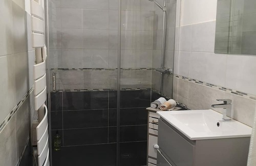 Sechilienne Apartamento | Studio Apartment "Spacieux Vue Montagne" with Mountain View, Balcony & Wi-Fi