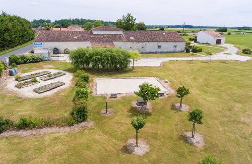 Brives-sur-Charente Cama Y Desayuno | Les Roses Chambre Avec vue sur Jardin