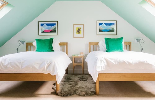 Banchory Cabaña | A cosy colourful cottage with a great view