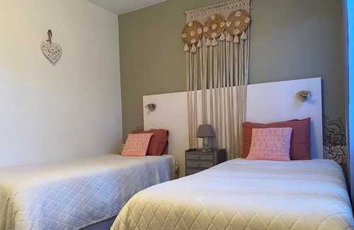 Saint-Morillon Casa | Vacation Home "Gite D'ici Et D'Ailleurs" with Shared Heated Pool, Private Terrace & Wi-Fi