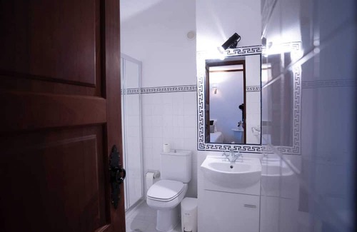 Sortelha Casa | Homerez - Spacious house in Sortelha with pool and terrace.