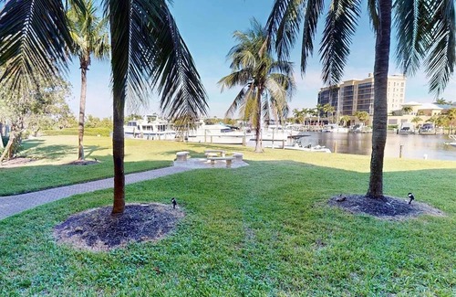 Burnt Store Marina Condominio | Harbor views and sunsets from the point!