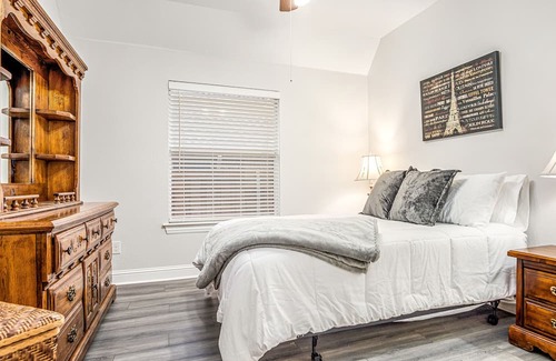 Garland Casa | Cozy 4-Bdrm Retreat w/ BBQ and Firepit - Ideal for Lrg Grps and Outdoor Living