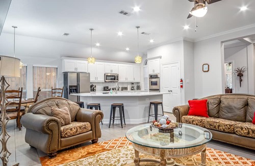 Garland Casa | Cozy 4-Bdrm Retreat w/ BBQ and Firepit - Ideal for Lrg Grps and Outdoor Living