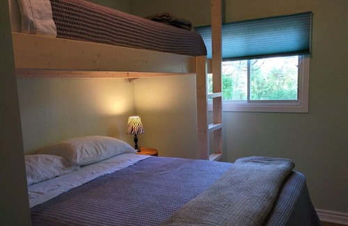 Port Albert Cabaña | Lake Street Cottage in Port Albert is ideal for a quiet, relaxing vacation.