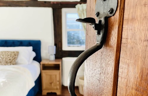 Whitbourne Cabaña | Log Burner and Beamed Ceilings-King size Bed