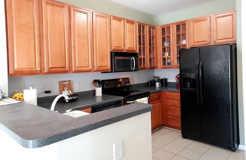 Greenville Condominio | Cozy, light-filled fully furnished condo with pool.