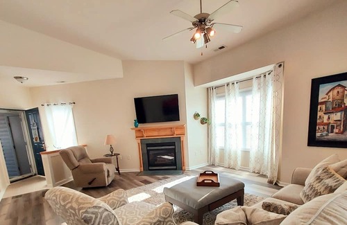 Greenville Condominio | Cozy, light-filled fully furnished condo with pool.