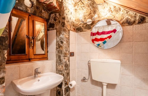 Trassilico Casa | Holiday Home 'Dimora La Rocca' with Views of "Monte Forato" in the Alpi Apuane