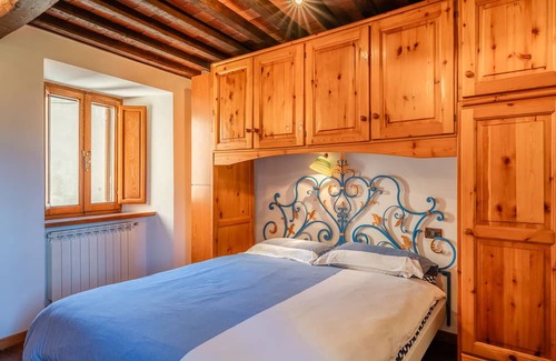 Trassilico Casa | Holiday Home 'Dimora La Rocca' with Views of "Monte Forato" in the Alpi Apuane