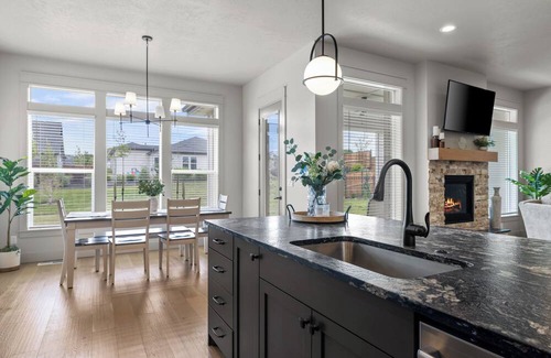 Nampa Casa | LARGE Family Home, Relocation, Corporate, Extended Stays