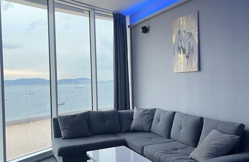 Kartal Condominio | Spacious condo with skyline view