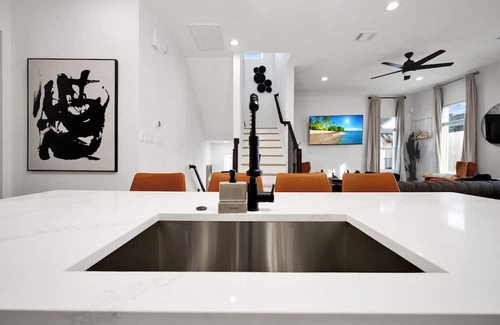 Spring Branch Central Casa | Enjoy easy access to everything from this spacious 3-story townhome.