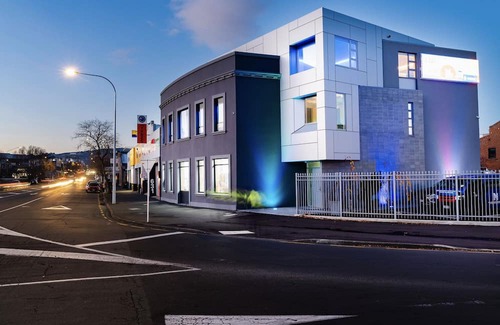 Dunedin City Centre Apartamento | Central Double Story Apartment w Spa Pool!