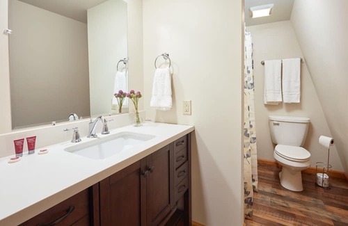 Hood Casa | Birds and Bees Cottage | 2 Bed, 1 Bath