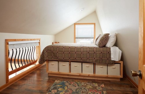 Hood Casa | Birds and Bees Cottage | 2 Bed, 1 Bath