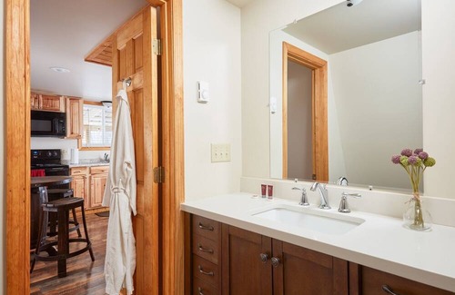 Hood Casa | Birds and Bees Cottage | 2 Bed, 1 Bath