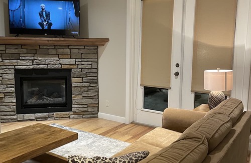 Sunnyside Casa | Riverside Retreat w/Sauna & Garage! Family-sized & 5min walk to Peace Bridge!