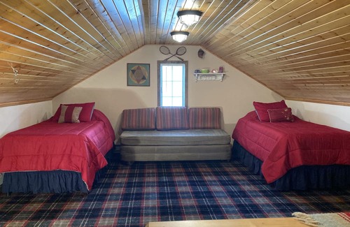 Havana Cabina | Family-friendly on lake 2-bedroom cabin in delightful Havana with WiFi, AC