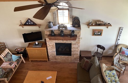 Havana Cabina | Family-friendly on lake 2-bedroom cabin in delightful Havana with WiFi, AC