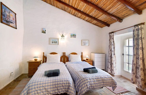 Loule Casa | Holiday Home 'Casa Delfim - Casa Azul' with Mountain View, Shared Pool and Wi-Fi