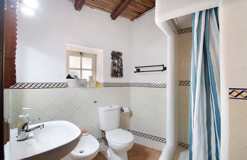 Loule Casa | Holiday Home 'Casa Delfim - Casa Azul' with Mountain View, Shared Pool and Wi-Fi