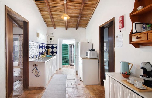 Loule Casa | Holiday Home 'Casa Delfim - Casa Azul' with Mountain View, Shared Pool and Wi-Fi