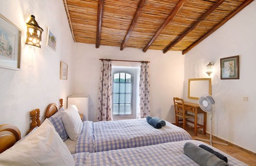 Loule Casa | Holiday Home 'Casa Delfim - Casa Azul' with Mountain View, Shared Pool and Wi-Fi
