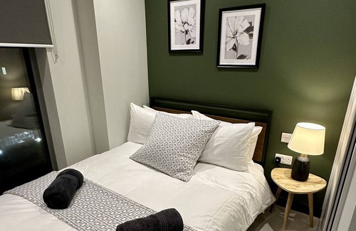Wimbledon Park Apartamento | Luxury Prime Location 2 BR Apt Close to Train Station & Tourist Sites!