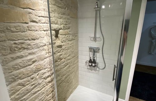 Tusson Cama Y Desayuno | Maison Dix has two elegant, charming guests rooms in Tusson.