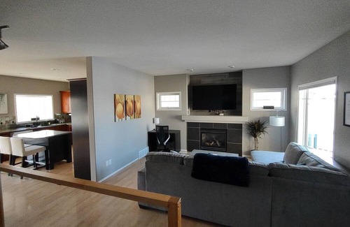 Grande Prairie Casa | Peaceful Home Away From Home- Clean, Fully-Stocked & Pet Friendly