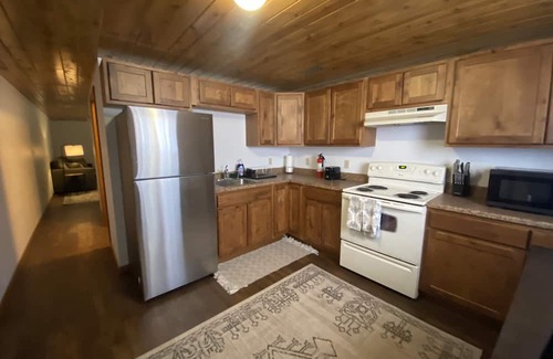 Washington Apartamento | Pet friendly Studio Apartment on quiet street with extra large parking garage!