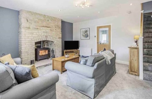 Crawcrook Casa | Homely three bedroom cottage with log burner.
