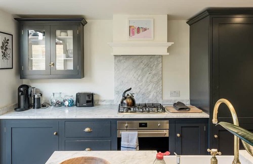 Queen's Park Cabaña | Luxury 2BD Cottage stones throw from Notting Hill