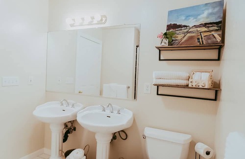 Hopland Cabaña | Idyllic wine country cottage surrounded by fir & oak trees - water view patio