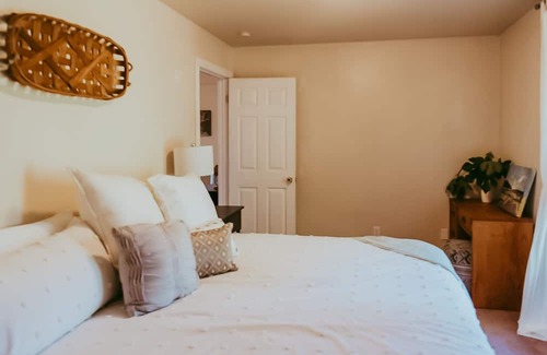 Hopland Cabaña | Idyllic wine country cottage surrounded by fir & oak trees - water view patio