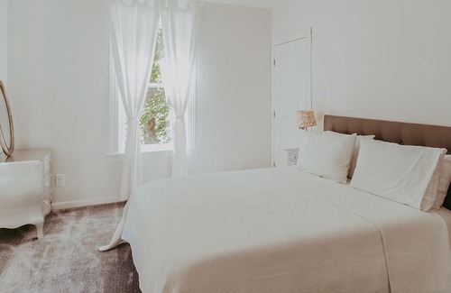 Hopland Casa | Idyllic wine country home with open layout, serene views, & alfresco dining