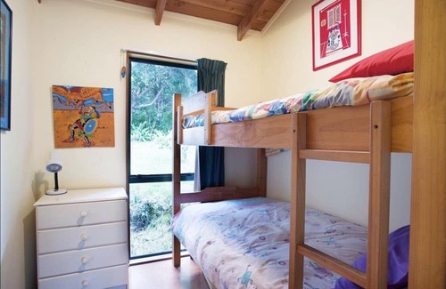 Tawharanui Casa | A slice of paradise. Kiwi Bach settled in native bush & just 2 mins the beach