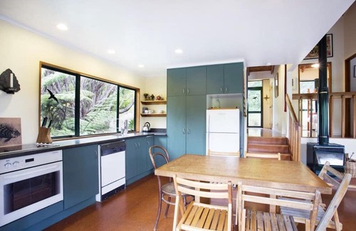 Tawharanui Casa | A slice of paradise. Kiwi Bach settled in native bush & just 2 mins the beach