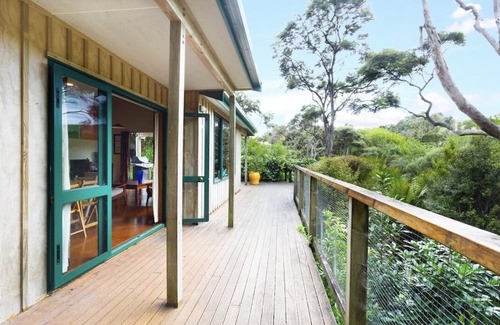 Tawharanui Casa | A slice of paradise. Kiwi Bach settled in native bush & just 2 mins the beach