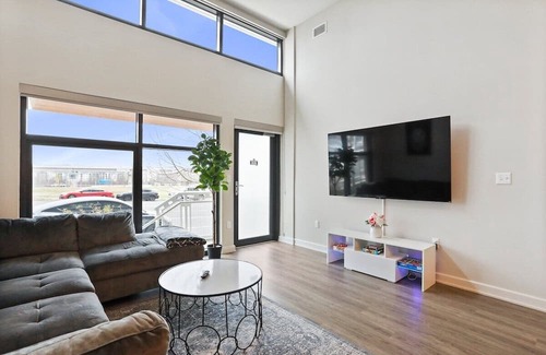 McLean Apartamento | Welcome to our luxurious 2-bed, 2-bath apartment in the heart of McLean Commons!