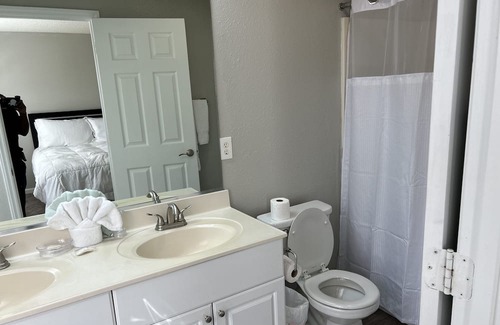 Burlington Apartamento | Peaceful Two Bedroom Two Bath